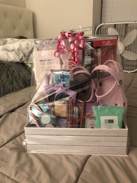 Gift Basket Ideas For Girlfriend Birthday, Birthday Basket For Girlfriend, Gift Basket Aesthetic, Birthday Basket For Best Friend, Girl Gift Baskets, Diy Best Friend Gifts, Birthday Basket, Bff Birthday Gift, Gift Baskets For Women