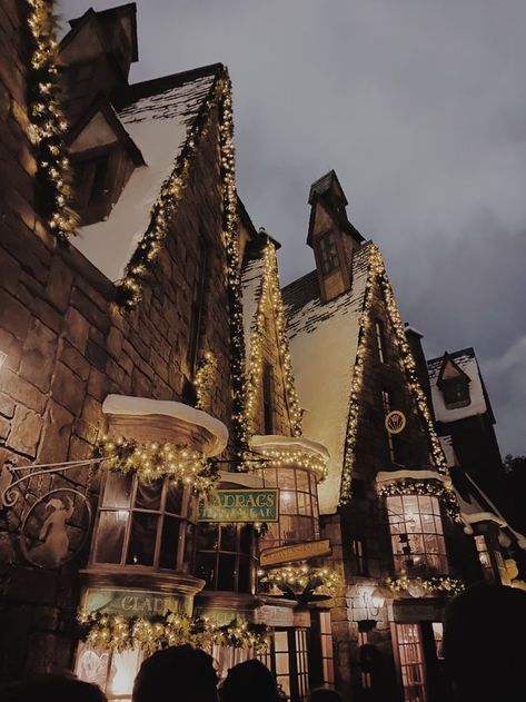 Harry Potter At Christmas, Christmas In Harry Potter, Harry Potter World Christmas, Marauders Christmas Aesthetic, Christmas Hogwarts Aesthetic, Christmas Aesthetic Harry Potter, Christmas Hogwarts Wallpaper, Hogwarts Christmas Decorations, Harry Potter Aesthetic Christmas