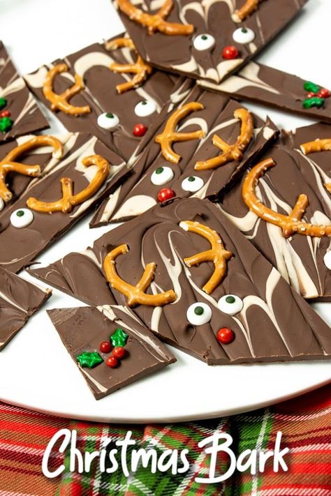 Reindeer Chocolate Bark is an easy holiday candy recipe that kids will love. This chocolate bark is decorated with pretzels and holiday sprinkles. Wrap it up and give it away as a cute Christmas gift! #chocolate #christmas #candy #sweettreats #christmasgiftideas #homemadeinterest Salty Christmas Treats, Reindeer Bark, Chocolate Christmas Candy, Easy Homemade Candy, Chocolate Bark Recipes, Reindeer Chocolate, Reindeer Faces, Christmas Bark Recipes, Holiday Candy Recipes