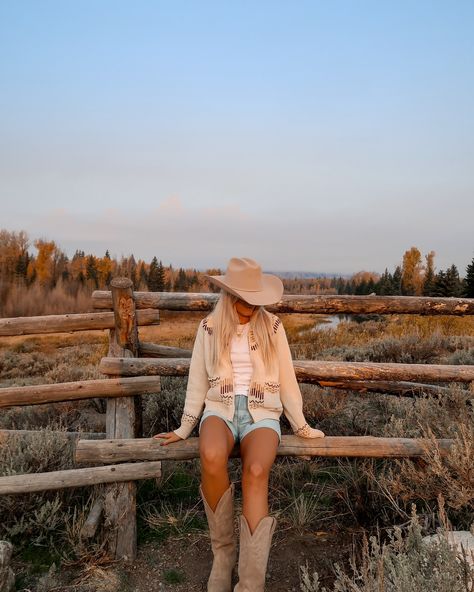 📍where the deer and the antelope play 🫎🍂🤎 comment “wyoming ootd” for 🔗 . . . #outwest #jacksonholewyoming #westernfashion #cowgirlchic out west // western fashion // western ootd // western outfits // fall western fashion // horse girl // mountain aesthetic // cowgirl boots // cowgirl chic // autumn outfits // tecovas Riding A Horse Outfit, Fall Western Photoshoot, Western Outfits Fall, Aesthetic Cowgirl Boots, Western Ootd, Chic Autumn Outfits, Western Photo Shoots, American Vibes, Aesthetic Cowgirl