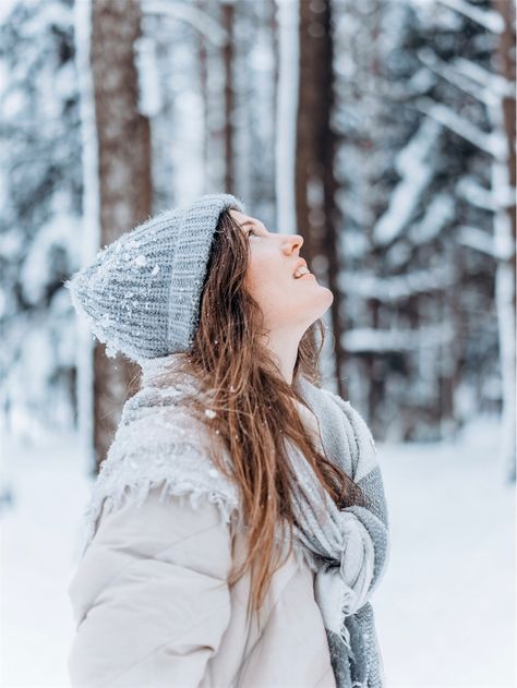 Best Lightweight Winter Jacket for Women: The Ultimate Guide - Keep It Glam Winter Portraits Photography, Snow Photoshoot, Winter Portraits, Best Online Stores, Winter Photoshoot, Cheap Jacket, Photography Posing Guide, Winter Photo, Winter Photos