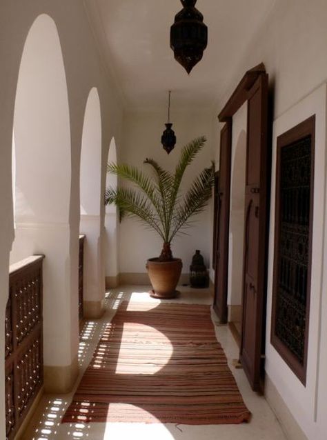 Boho Glam Home, Moroccan Riad, Riad Marrakech, Luxury Door, Arsitektur Masjid, Wood Gate, Moroccan Homes, Moroccan Interiors, 카페 인테리어 디자인