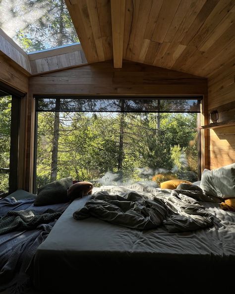 Lovely mountain weekend ⛰️ Mountain Resort Aesthetic, Home In The Mountains Aesthetic, Modern Eclectic Interior Design, Mountain Bedroom, Architecture References, Modern Eclectic Interior, Mountain Hotel, Mountains Aesthetic, Dream Honeymoon