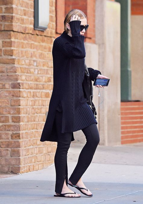 Ashley Olsen wearing treggings and flip-flops. Ashley Olsen Style, The Olsen Twins, Olsen Twins Style, Mary Kate Ashley, Chic Scarves, Olsen Twins, Ashley Olsen, Mary Kate, Comfy Fashion