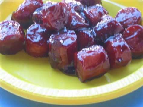 MADE IT: soo good... will use less ketchup next time. Party Kielbasa from Food.com: crockpot low 4-5 hours Candied Kielbasa, Kielbasa Crockpot, Kielbasa Recipe, Kielbasa Recipes, Candied Sweet Potatoes, Party Dishes, Grape Jelly, Strawberry Salad, Kielbasa