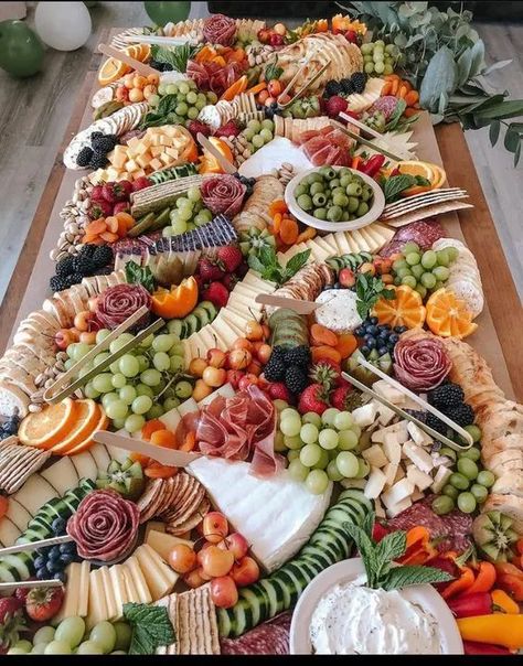 Sharcoutery Board, Wedding Grazing Table Ideas, Cheap Grazing Table Ideas, Wedding Grazing Table, Grazing Table Ideas, Wedding Appetizers, Party Food Buffet, Charcuterie Inspiration, Grazing Table