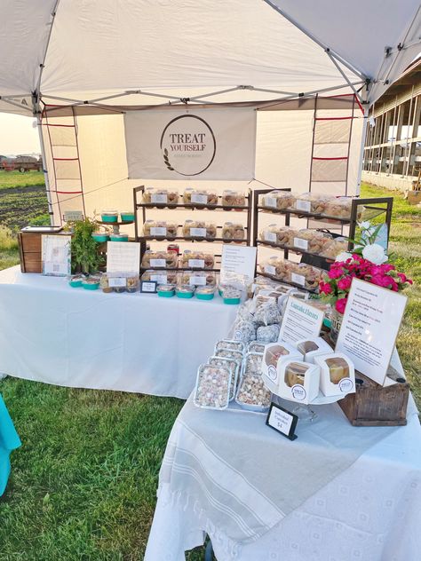 Cute Cookie Display Ideas, Treat Vendor Booth Ideas, Flea Market Bakery Booth, Pastry Pop Up Booth, Farmers Market Bakery Booth, Baked Goods Market Set Up, Farmers Market Display Cookies, Farmers Market Baking Display, Baker Vendor Booth Display Ideas