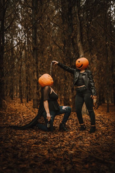 Pumpkin Best Friend Pictures, Pumpkin Head Photo Shoot Friends, Best Friend Pumpkin Head Photoshoot, Best Friend Ghost Photoshoot, Halloween Pics With Friends, Pumpkin Oc, Pumpkin Head Couple, Pumpkin Head Photoshoot Friends, Ghost Shoot