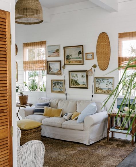 Surf Room Aesthetic Bohemian, Beach Midcentury Modern, Cozy Tropical Home, Eclectic Coastal Cottage, Coastal Retro Decor, Surf Shack Style Home, Cozy Beach Apartment, Beach House Interior Decor, Surf Cottage Decor