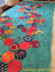 Funky Quilts, Hex Quilts, Quilts 2023, Hexi Quilt, Quilt Hexagon, Hexie Projects, Paper Peicing Patterns, Quilted Art, Quilt Runners