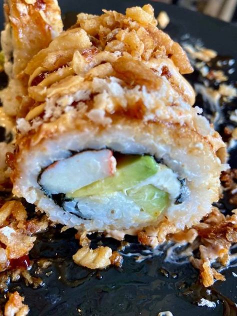 Deep Fried California Roll, Fried California Roll, Deep Fried Sushi, Shrimp Sushi Rolls, Sushi Ideas, Fried Sushi, Low Carb Sushi, Salmon Sushi Rolls, California Roll Sushi