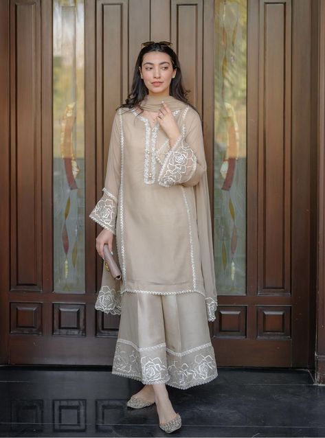 Salwar Suit Outfits For Women, Rakhi Suit Designs, Pakistani Kamiz Design, Simple Wedding Wear, Casual Pakistani Suits, Casual Suits Women Indian, Eid Dress Designs Ideas 2024, Eid Dress Designs Ideas, Trendy Suit Designs