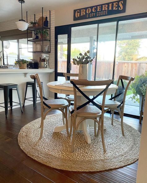 Round Dining Table With Rug, Farmhouse Round Table, Round Kitchen Table And Chairs, Small Breakfast Table, Round Farmhouse Table, Round Dinning Table, White Round Dining Table, Round Jute Rug, Dining Roo