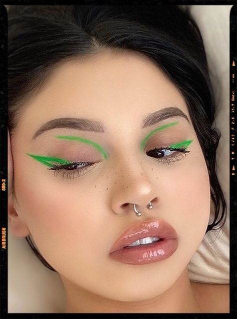 graphic eyeliner St Patrick’s Day Eyeliner, St Patricks Eye Makeup, Green Eyeliner Graphic, Green Makeup Eyeliner, Green Day Makeup, Green Eyeliner Makeup Looks, St Patricks Day Eye Makeup, St Patricks Makeup, Red Green Makeup