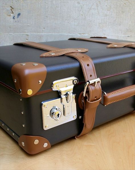 Americana loving Brit designer Greg Chapman spent a year and a half traveling around the world with the Globe-Trotter Safari Air, a case that he purchased at the revered company's shop in London's Burlington Arcade after a meeting with brand Creative Director Gary Bott. A little while later, Chapman Globe Trotter Luggage, Japanese School Bag, Burlington Arcade, Traveling Around The World, Best Purses, Mens Gear, Vintage Luggage, Mode Masculine, Trotter