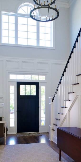 2 story foyer Black Interior Door, Foyer Wall, Design Hall, Black Front Doors, Foyer Decor, Beautiful Home Designs, Foyer Decorating, Foyer Design, Black Door