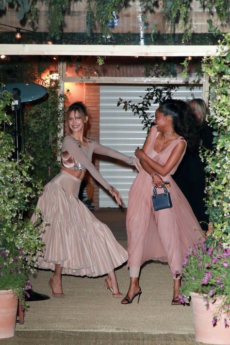 Bella Hadid Bridesmaid, Hadid Family, Bsf Pics, Baby Bells, Bella Hadid Outfits, Angel Girl, Stylish Party Dresses, The Embrace, New Year's Eve Party