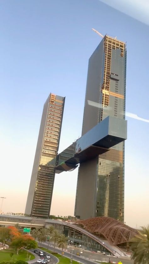 skyscraperengineering on Instagram: Dubai’s One Za’abeel will have the world’s largest cantilever. A new mixed-use project in Dubai positioned between the old and new business… Luxurious Building, Chicago Pictures, Dubai Skyscraper, Two Towers, Skyscraper Architecture, Visit Dubai, Business District, Mixed Use, Fantasy Art Landscapes