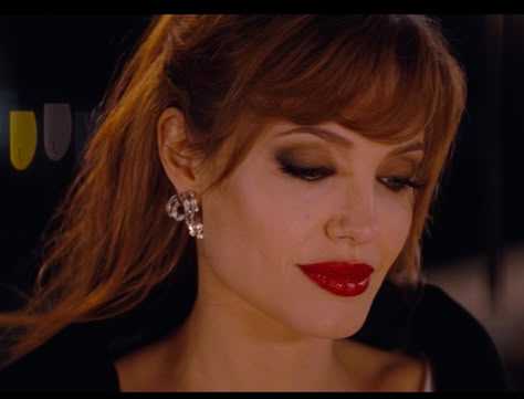 Angelina Jolie Eye Makeup, Angelina Jolie The Tourist, The Tourist Angelina Jolie, Angelina Jolie Eyes, 60’s Makeup, Angelina Jolie Movies, Angelina Jolie Makeup, Learn Makeup, Makeup Eyes