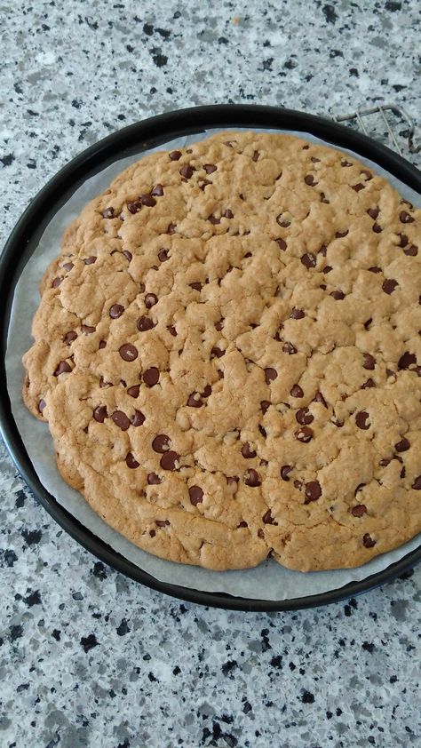 Giant Cookie Cake Recipe, Chocolate Chip Pizza, Cookie Pizza Recipe, Chocolate Chip Cookie Pizza, Giant Cookie Cake, Big Chocolate Chip Cookies, Crunchy Chocolate Chip Cookies, Chocolate Chip Cookie Pie, Giant Chocolate Chip Cookie