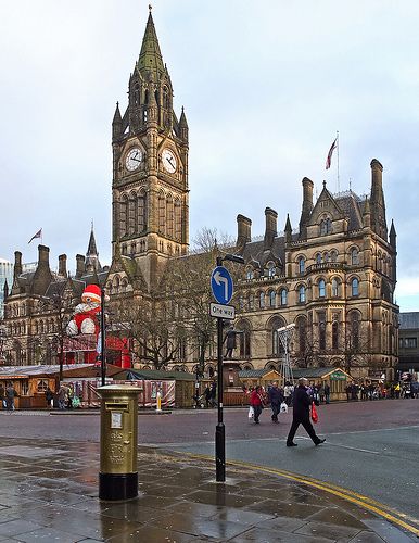 Philip Hindes' gold post box outside Manchester Town Hall Manchester Architecture, Manchester Town Hall, Manchester Bee, Manchester Police, La Rive, Salford, Cute Cat Wallpaper, Greater Manchester, Post Box