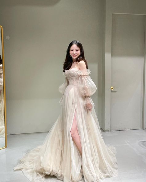 Prom Dress Asian, Asian Prom Dress, Prom Dress Aesthetic, Dresses Korean Style, Ball Outfits, Neutral Dresses, Dream Prom Dress, Dream Prom, Korean Ulzzang