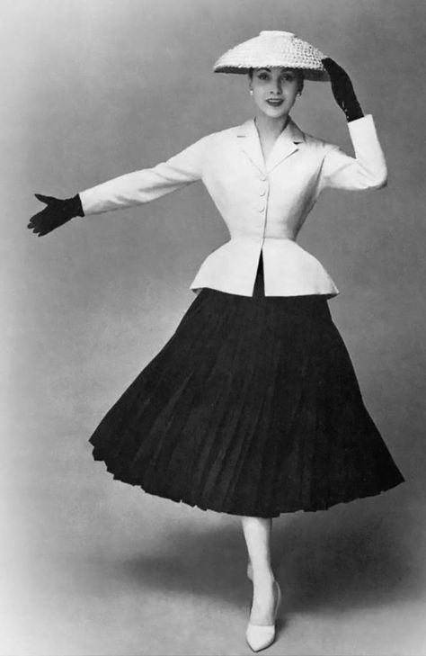 Designer Christian Dior shook haute couture in 1947 when he unveiled a wasp-waist full A-line silhouette that was dubbed 'The New Look.' #midcenturyfashion Dior Things, Christian Dior New Look, Dior 1947, Look Bar, Dior New Look, 1950s Vintage Fashion, 50's Fashion, Moda Rock, 1950’s Fashion