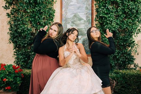 Quinceanera Inspo Pics, October Manifesting, Rapunzel Quinceanera Theme, Quince Poses, Quince Photoshoot Ideas, Quince Pictures, Sweet 16 Pictures, Purple Quince, Quinceanera Pink