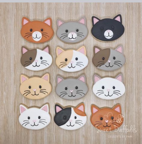 Cat Decorated Cookies Royal Icing, Kitty Cat Cookies Decorated, Cat Face Decorated Cookies, Dog And Cat Cookies Decorated, Kitty Cat Cookies, Cat Cutout Cookies, Kitten Cookies Decorated, Cats Cookies Decorated, Cat Face Cookies