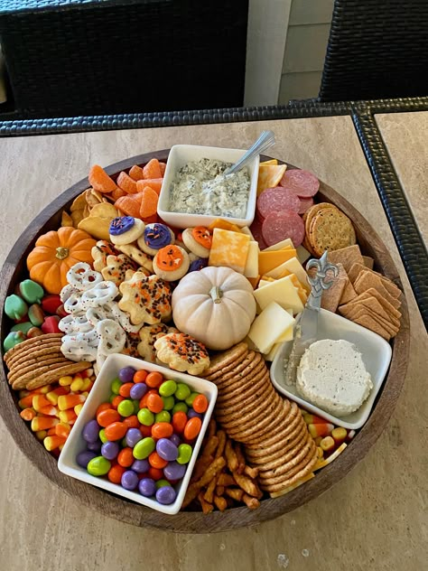 Halloween Movie Night Charcuterie Board, Football Sweet Charcuterie Board, Fall Snack Board For Kids, Fall Movie Snack Board, Halloween Fruit And Cheese Tray, Fall Sharcudery Board, Treat Charcuterie Board Ideas, S’mores Charcuterie Board Halloween, Halloween Board Night