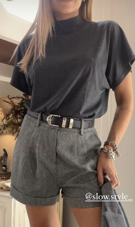 Short Gris Outfits, Short Sastrero, Grey Shorts Outfit, Style Moodboard, Look Short, Short Jeans, Grey Shorts, Look Fashion, Short Outfits