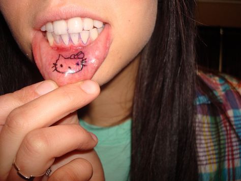 Hello Kitty lip tattoo Inside Lip Tattoos, Tatuaje Hello Kitty, Inner Lip Tattoo, Kitty Tattoos, Country Tattoos, Hello Kitty Tattoos, Kunst Tattoos, Tattoo Trend, Tattoo Zeichnungen