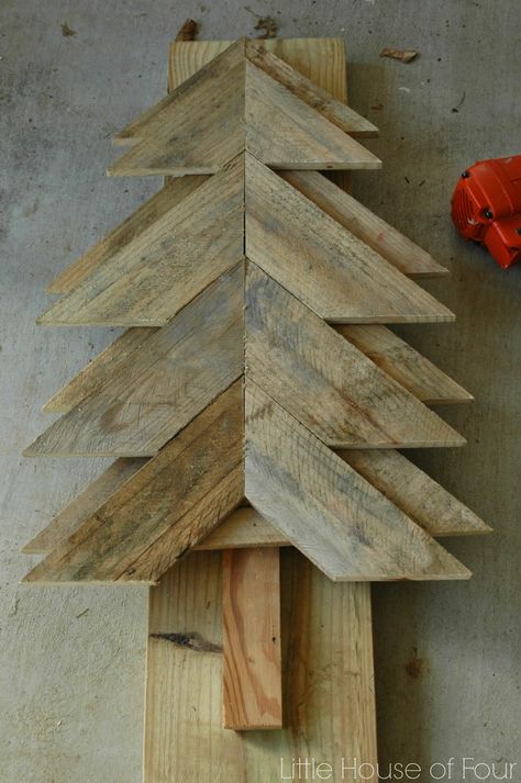 DIY Rustic Pallet Tree Rustic Christmas Diy, Pallet Wood Christmas, Pallet Wood Christmas Tree, Old Wood Projects, Pallet Tree, Pallet Christmas Tree, Barn Wood Projects, Pallet Christmas, Farmhouse Christmas Tree