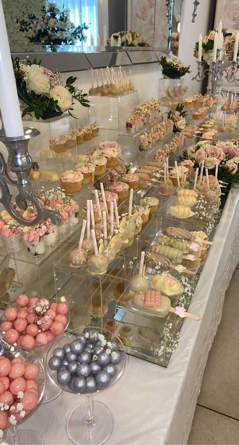 Quincenera Food Table, Sweet Table Quinceanera, Desert Table For Quinceañera, Quiencera Food Ideas, Quince Reception Ideas, Xv Snack Table, Snack Bar For Quince, Debut Food Table, Quincenera Desert Table