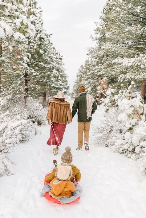 Infant Family Pictures Winter, Snowy Family Pictures Outfit, Snow Christmas Family Photos, Snowy Winter Family Photoshoot Outfits, Winter Family Photos In Snow, Snow Photoshoot Family Outfit, Winter Family Photo Outfits Snow, Snow Family Portraits, Winter Family Photos Outdoor Snow