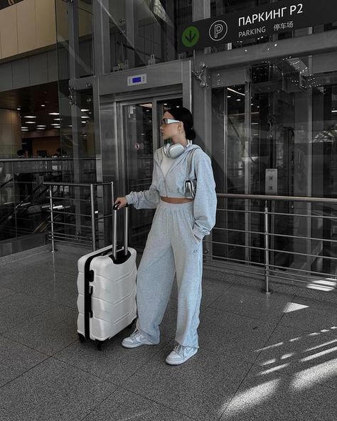 Sweatsuit Outfits Women, Sweat Set Outfits, Sweatsuit Outfits, Airport Outfit Summer, Crop Hoodies, Cute College Outfits, Airplane Outfits, Hijabi Outfits Casual, Sweat Set