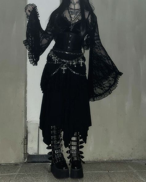 Goth Outfits Aesthetic, Trad Goth Outfits, Goth Outfit Inspo, Goth Fits, Goth Core, Goth Outfit Ideas, Trad Goth, Goth Subculture, Goth Look