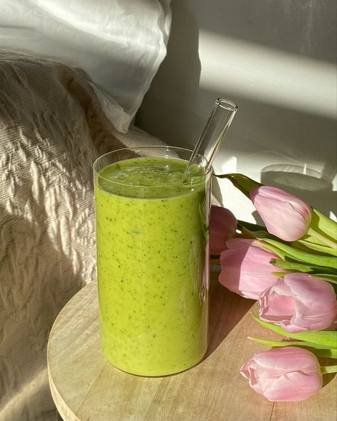 Creamy green, smoothie with spinach, mango and Matcha next to pink tulips in the sun Healthy Smoothie Aesthetic, Healthy Juice Aesthetic, Healthy Girl Food, Health Visionboard, Smoothies Aesthetic, Recreation Photos, Matcha Mango, Healthy Girl Aesthetic, Smoothie Aesthetic