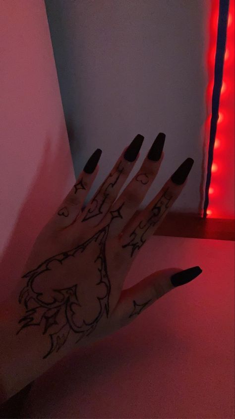 Grunge Heart Tattoo, Henna Aesthetic, Hanna Tattoo, Thigh Henna, Cool Henna, Hand Bones, Henna Doodle, Cool Henna Designs, Grunge Heart