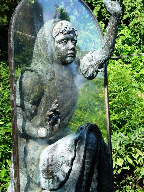 Alice in Wonderland statue in London. Mirror Sculpture, Cemetery Art, Wow Art, Through The Looking Glass, Sculptures & Statues, Pics Art, Art Plastique, Art Sculpture, Graveyard