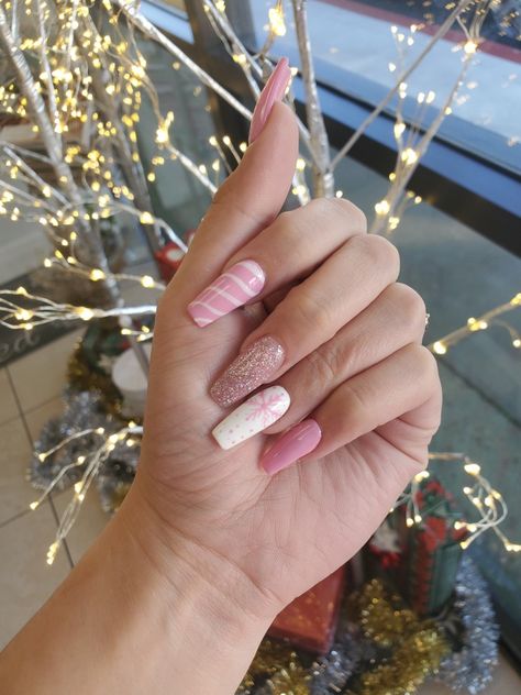 Acrylic Nail Christmas, Nail Christmas Design, Winter Nail Design, Almond Nails Pink, Nail Christmas, Holiday Nails Winter, Christmas Gel, Vintage Nails, Cute Christmas Nails