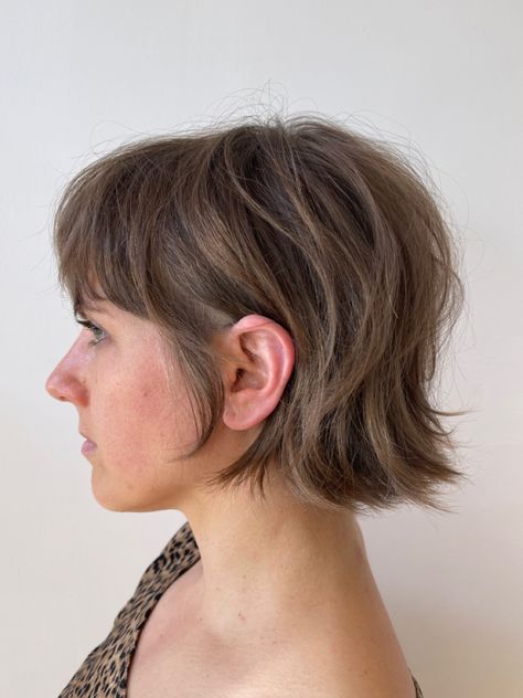 Short Textured Bob Straight Hair, French Bob Mullet, Short Choppy Bobs For Thick Hair With Bangs, Shaggy Bob With Micro Bangs, Bixie Haircut Girl With Bangs, Above The Chin Haircuts, Short Chin Length Hair With Bangs, 90s Shaggy Bob, Razor Cut Bob With Bangs