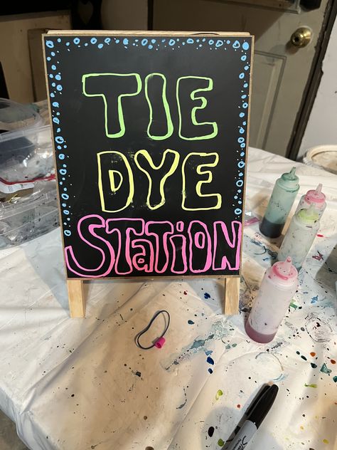 Tye Dye Station, Activity For Birthday Party, 70s Birthday Party Ideas, Hippie Birthday Party, Retro Birthday Parties, Hippie Birthday, Hippie Party, Birthday Activities, 9th Birthday Parties