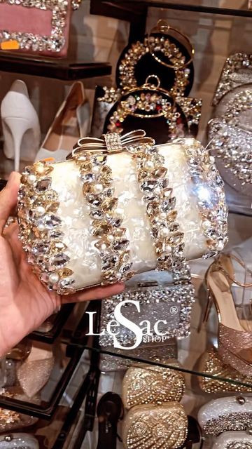 Pakistani Bridal Makeup Hairstyles, Clutch Purse Wedding, Bridal Clutch Purse, Bride Preparation, Purse Wedding, Pakistani Bridal Makeup, Formal Clothes, Bride Bag, Makeup Hairstyles