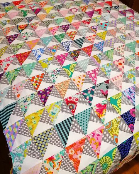 Clippings Quilt Zipper Quilt Pattern, Quilt Block Borders, Free Scrap Quilt Patterns, Square Quilt Block Patterns, Scrap Quilts Ideas Free Pattern, Triangle Quilts Ideas, Colourwash Quilt, One Block Quilts, Four Patch Quilts