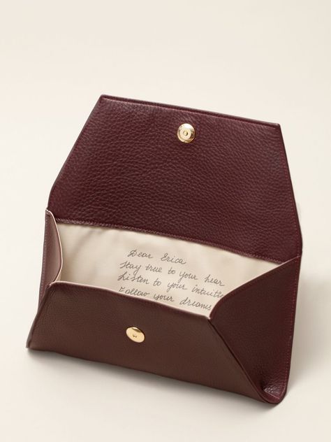 Personalized envelope clutch or handbag printed with your own note inside from Fontem in brown leather: Perfect for Mother's Day! Click to see all of the options | Cool Mom Picks | Mother's Day Gifts | Unique Gifts | Personalized Gifts | Handbags | Gifts for Her | Gifts for Mom | Mother's Day | Women's Style | Women's Fashion #handbag #mothersdaygifts Romantic Birthday Gifts, Souvenir Jewelry, Romantic Birthday, Unique Birthday Gift, Genuine Leather Totes, Summer Ideas, Gifts Personalized, Envelope Clutch, Unique Birthday Gifts