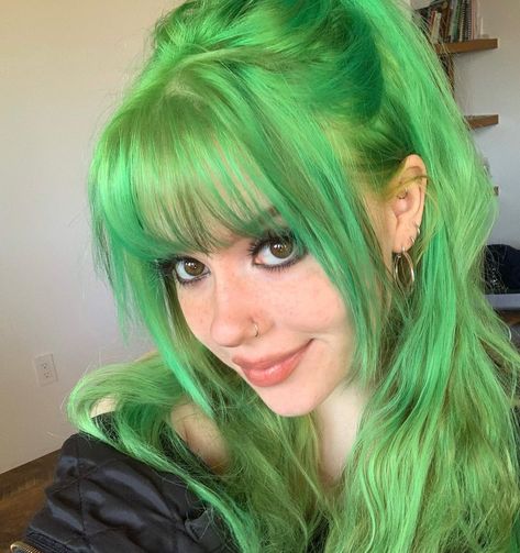 ･*˚⁺☠︎ 𝕰𝖑𝖊𝖈𝖙𝖗𝖆 ☠︎⁺˚*･’s Instagram photo: “okay so who agrees” Bangs Y2k, Hair Shag, Cosmetic Aesthetic, Neon Green Hair, Green Vibe, Green Hair Girl, Y2k Kawaii, Y2k Hairstyles, Cute Hair Colors