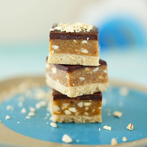 Raw Snickers Slice Bar, a healthy vegan Snickers slice with gooey, healthy caramel, crunchy peanuts & a dairy free chocolate layer. Kids Eat by Shanai. Raw Snickers Slice, Raw Snickers, Snickers Slice, Dairy Free Butter, Vegan Snickers, Butter Brands, Raw Vegan Desserts, Lime Cheesecake, Raw Cake