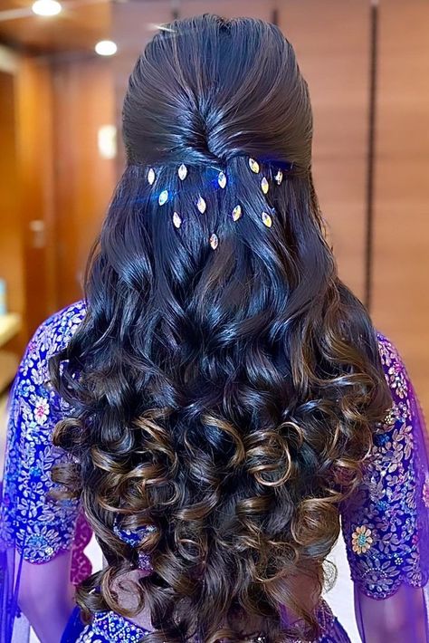 Reception Hairstyles, Hairstyles For Gowns, Long Bridal Hair, Hair Style On Saree, Engagement Hairstyles, Bridal Hairdo, Indian Wedding Hairstyles, Open Hairstyles, Long Hair Wedding Styles