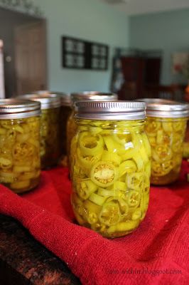 Pickled Hot Banana Peppers Recipe, Pickled Hot Banana Peppers, Canning Jalapenos, Canning Hot Peppers, Canning Banana Peppers, Hot Banana, Banana Pepper Rings, Recipes With Banana Peppers, Sweet Banana Peppers